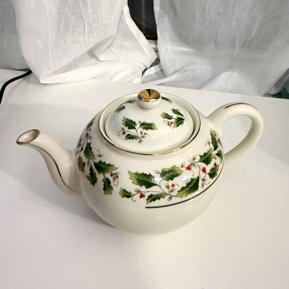 Vintage Potter & Smith Ivory Holly 4 Cup Porcelain Teapot w Lid Holly Japan K5